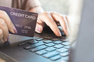 Kreditkort och dator